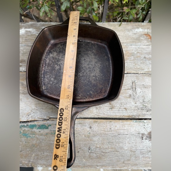 Lodge black cast iron square pan - Picture 6 of 8